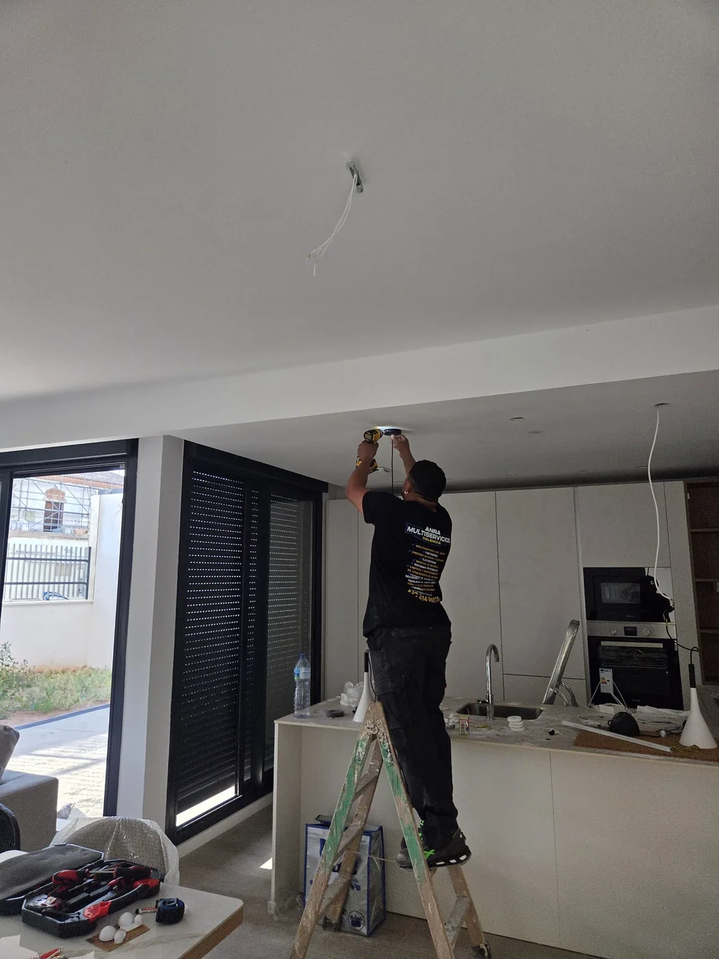 Instalación de punto de luz en el techo — trabajo real de Anra Multiservicios