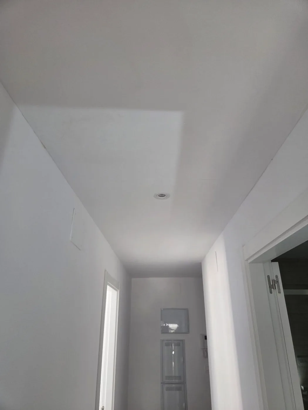 Pasillo recién pintado — trabajo real de Anra Multiservicios