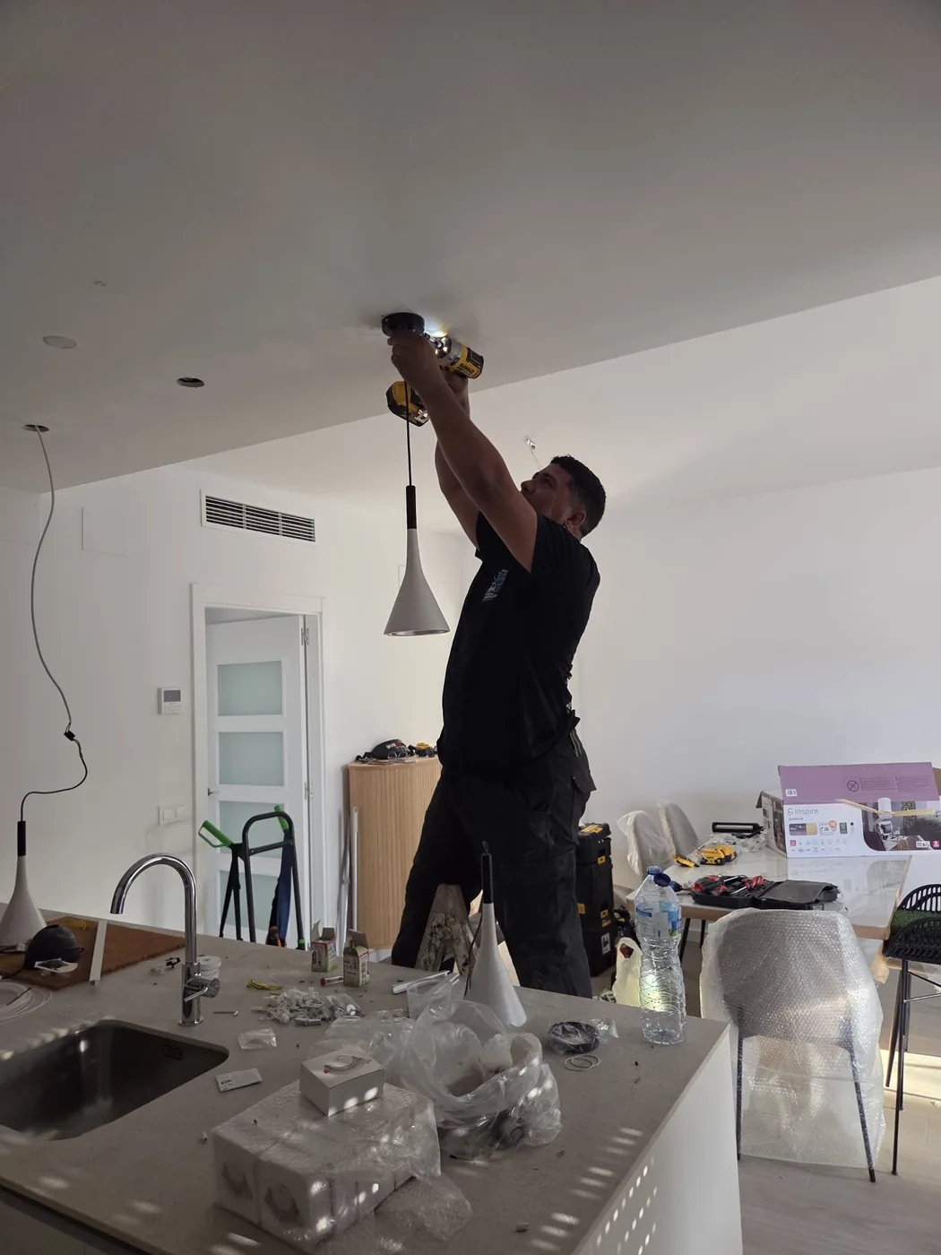 Instalación en techo — trabajo real de Anra Multiservicios